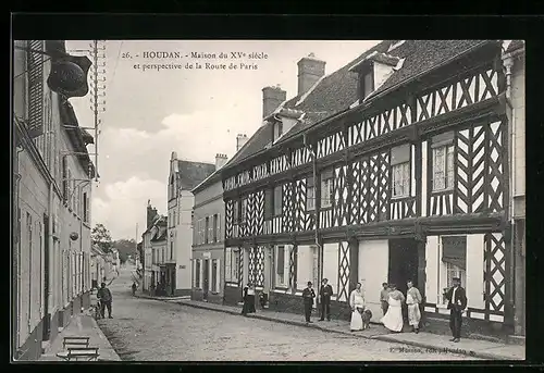 AK Houdan, Maison du XVe siecle et perspective de la Route de Paris