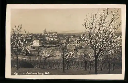 AK Klosterneuburg, Ortsansicht mit blühenden Bäumen
