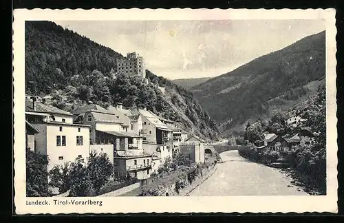 AK Landeck in Tirol, Wohnhäuser am Flussufer, Blick hinauf zur Festung