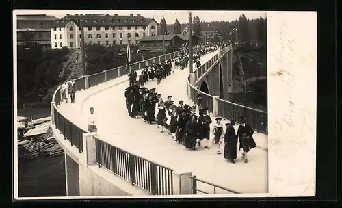 Foto-AK Judenburg, Prozession auf dem Viadukt, von oben gesehen