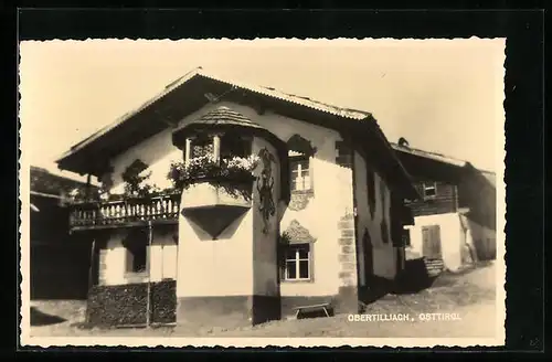AK Obertilliach, Gebäude mit Wandmalerei und Nachbarhaus