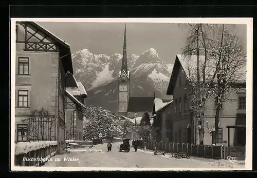 AK Bischofshofen, Strassenpartie mit Kirche und Trennengebirge im Winter