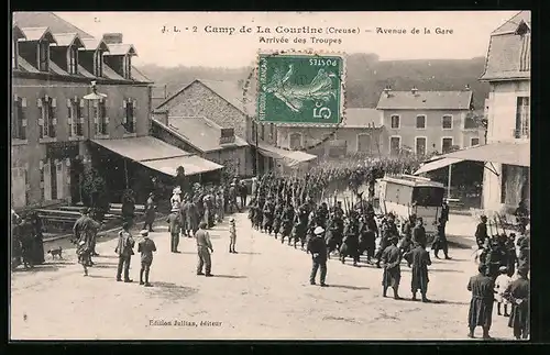 AK Camp de la Courtine, Avenue de la Gare, Arrivee des Troupes