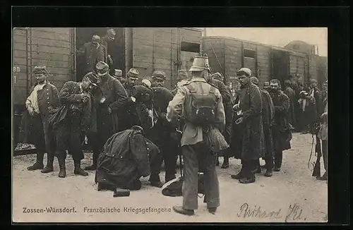AK Zossen-Wünsdorf, Franz. Kriegsgefangene bei Eisenbahnwaggons