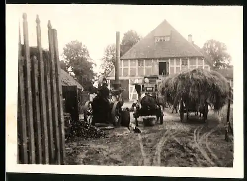 Fotografie unbekannter Fotograf, Ansicht Hamfelde, Lokomobil & Gülleanhänger auf einem Gutshof