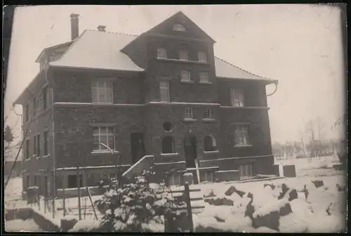 Fotografie unbekannter Fotograf, Ansicht Kirchensall, Wohhaus im Winter