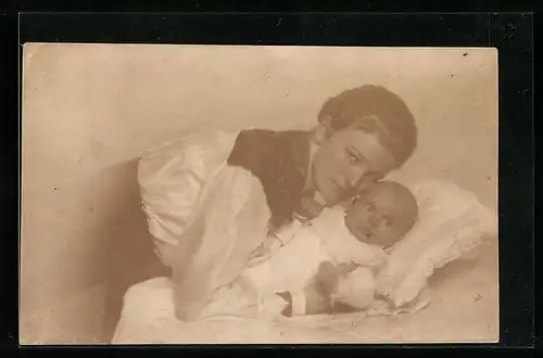 Foto-AK Junge Mutter mit Säugling