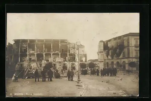 AK Messina, Piazza Cavallotti, Ruinen mit Publikum, Erdbeben
