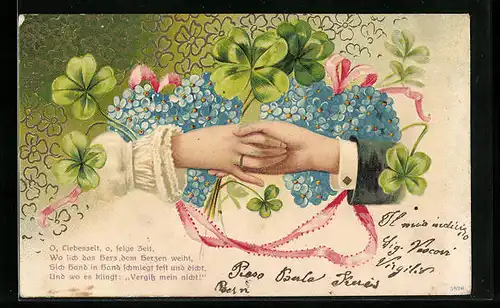 Präge-AK Hand in Hand vor Blumenherzen und Glückskleeblättern