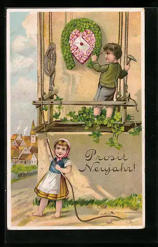 AK Junge nagelt Herz und Hufeisen aus Blumen an die Häuserwand, Prosit Neujahr!