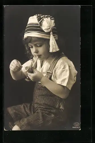 AK Knabe mit Zipfelmütze zündet sich eine Tonpfeife an