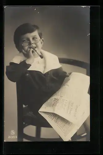 AK Bub mit Vaters Brille und Zigarettenspitze liesst die Zeitung