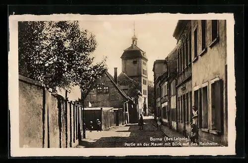 AK Borna /Bez. Leipzig, Strasse an der Mauer mit Blick auf das Reichstor