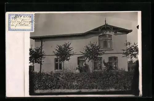 Foto-AK Kattendorf /Schl. Holst., Ehepaar steht vor seinem Haus