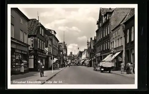 AK Eckernförde / Ostseebad, Strasse der SA mit Passanten