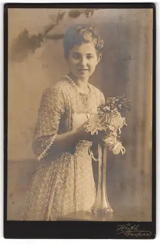 Fotografie Huth, Bautzen, Junge Dame im Kleid mit Blumen