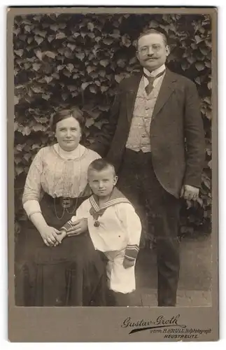 Fotografie Gustav Groth, Neustrelitz, Glambeckerstr. 9, Bürgerliches Paar mit kleinem Jungen