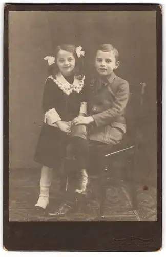 Fotografie Hermann Krätzer, Dresden-A., Rosenstr. 48 Nähe Amonstr., Kinderpaar in hübscher Kleidung