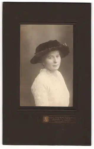 Fotografie G. Schneppendahl, Wermelskirchen, Junge Dame mit einem Hut