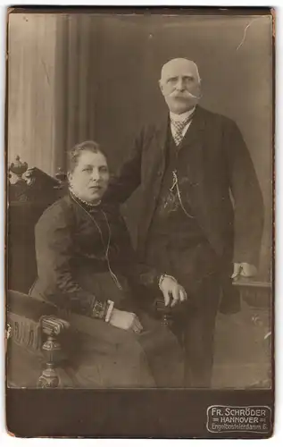 Fotografie Fr. Schröder, Hannover, Engelbostelerdamm 6, Älteres Paar in hübscher Kleidung