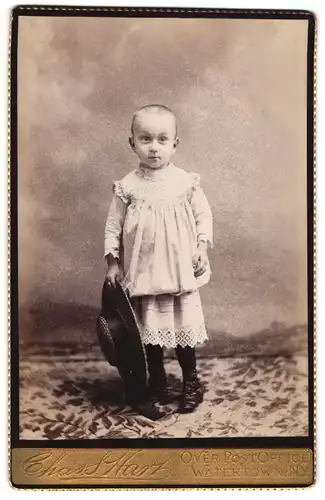 Fotografie Chas. S. Hart, Watertown, N. Y., Kind im Kleid mit einem Hut