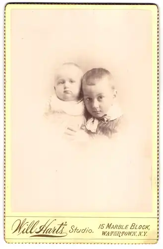 Fotografie Will Hart`s, Watertown, N. Y., 15, Marbel Block, Kleiner Junge und Kleinkind in modischer Kleidung