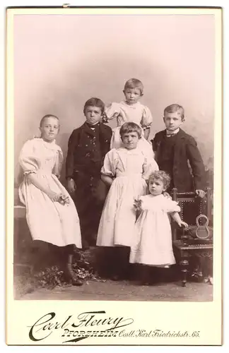 Fotografie Carl Fleury, Pforzheim, Oestliche Karl Friedrichstr. 65, Sechs Kinder in zeitgenössischer Kleidung