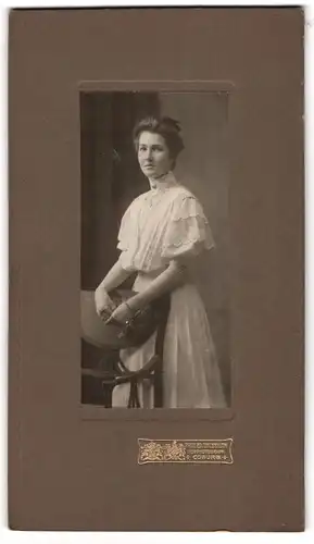 Fotografie Prof. Ed. Uhlenhuth, Coburg, Junge Dame in weisser Kleidung
