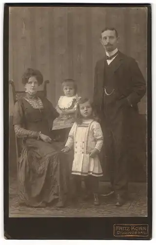 Fotografie Fritz Korn, Dillingen a. S., Bürgerliches Paar mit kleinem Mädchen und Kleinkind