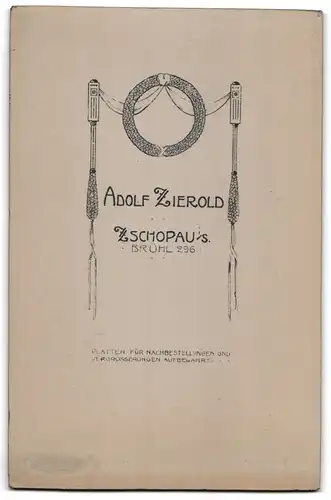 Fotografie Adolf Zierold, Zschopau i. S., Brühl 296, Elegantes Paar mit Fotos am Tisch