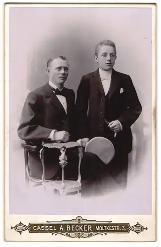 Fotografie A. Becker, Kassel, Moltkestr. 3, Elegant gekleideter Herr mit seinem Sohn