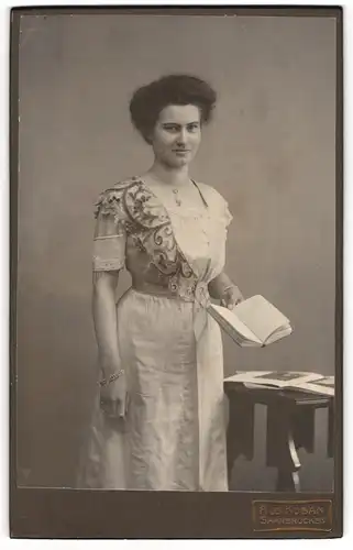 Fotografie Alb. Kuban, Saarbrücken, Junge Dame im Kleid mit Buch