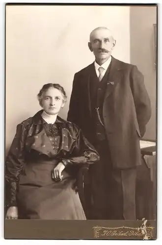 Fotografie J. O. Geilert, Döbeln, Älteres Paar in modischer Kleidung