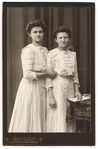 Fotografie M. Leyde, Dresden-Löbtau, Reisewitzerstr. Ecke Kesselsdorferstr., Zwei junge Damen in gestreiften Kleidern