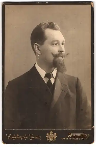 Fotografie Herm. Koenig, Altenburg /S.-A., Ernst-Str. 14, Elegant gekleideter Herr mit Bart
