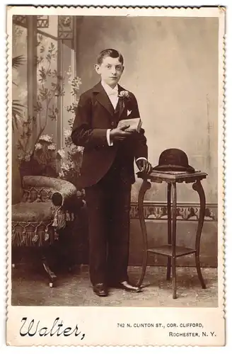 Fotografie Walter, Rochester, N. Y., 742, N. Clinton St., Cor. Clifford, Halbwüchsiger Knabe im Anzug mit Fliege