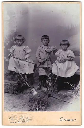 Fotografie Ant. Hatz, Colmar, Bäckerstr. 10, Kleiner Junge und zwei Mädchen in hübscher Kleidung