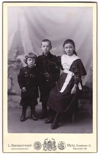 Fotografie L. Hermestroff, Metz, Priesterstr. 11, Bankstr. 16, Drei Kinder in hübscher Kleidung