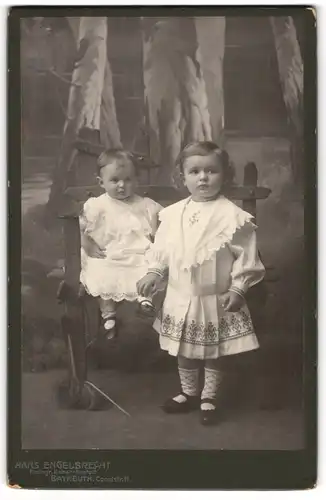 Fotografie Hans Engelbrecht, Bayreuth, Canalstr. 11, Kind im Kleid mit einem Geschwisterchen