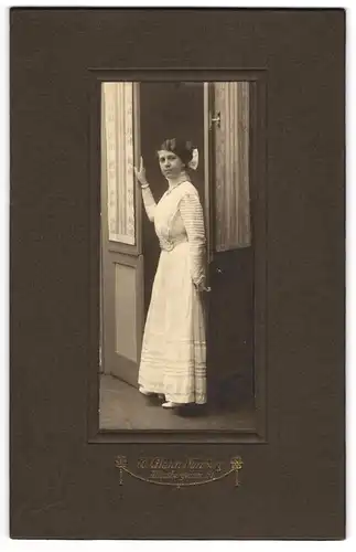 Fotografie W. Glahn, Nürnberg, Allersbergerstr. 51, Junge Dame im weissen Kleid