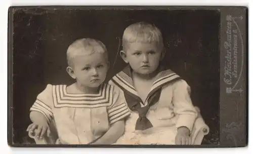 Fotografie Oskar Meister, Bautzen, Seminarstrasse 6, Zwei Kinderchen in Matrosenkleidchen