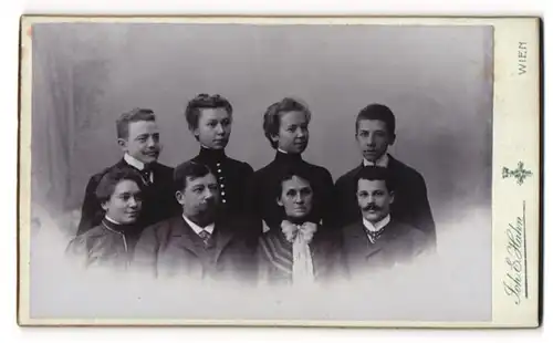Fotografie Joh. E. Hahn, Wien, Mariahilferstrasse 105, Achtköpfige bürgerliche Familie im Sonntagsstaat