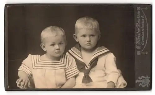 Fotografie Oskar Meister, Bautzen, Seminarstrasse, Zwei Geschwisterchen in Matrosenkleidchen