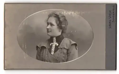 Fotografie Georg Weise, Sommerfeld, Junge Dame im hübschen Kleid