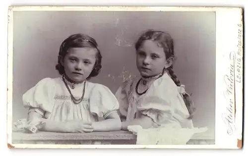 Fotografie Atelier Victoria, Leipzig, Rossplatz 6, Eva und Lina Zeising in feinen Kleidern