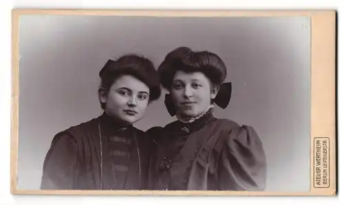 Fotografie Atelier Wertheim, Berlin, Leipzigerstrasse, Zwei Schwestern mit toupierten Haaren in Puffärmelkleidern