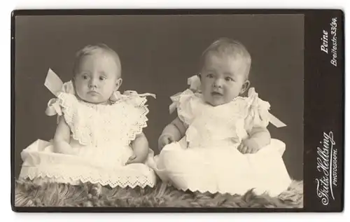 Fotografie Fritz Helbsing, Peine, Breite Strasse 33 /34, Zwei Kleinkinder in Taufkleidchen