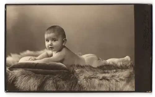 Fotografie Fritz Böhm, Cottbus, Kaiser Friedrichstrasse 127, Nacktes Kleinkind auf einem Pelz