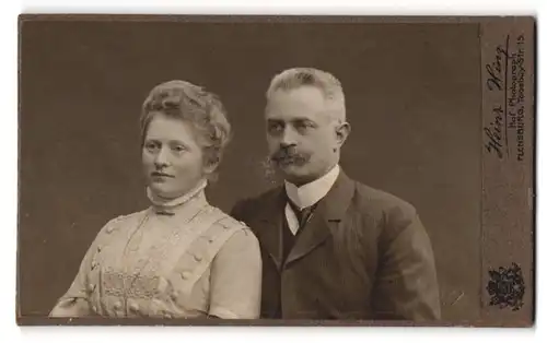 Fotografie Heinrich Hinz, Flensburg, Toosbüy-Strasse 15, Gestandenes Bürgerliches Paar im feinen Zwirn