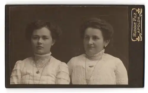 Fotografie Rudolf Pilz, Apolda, Ackerwandstrasse 34, Zwei junge Frauen in hochschliessenden Kleidern